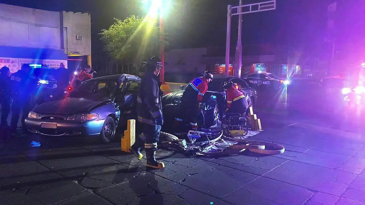 En la avenida Libertad y calle 7, hoy en la madrugada ocurrió fuerte choque, donde el conductor afectado Hugo César de 38 años, resultó muy lesionado al quedar prensado dentro de su vehículo.